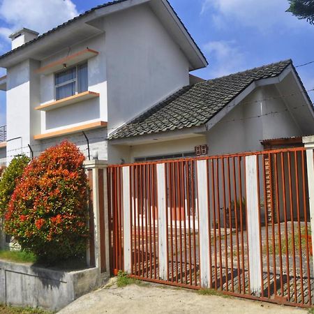 Dallil Putra Villa Lembang Kültér fotó