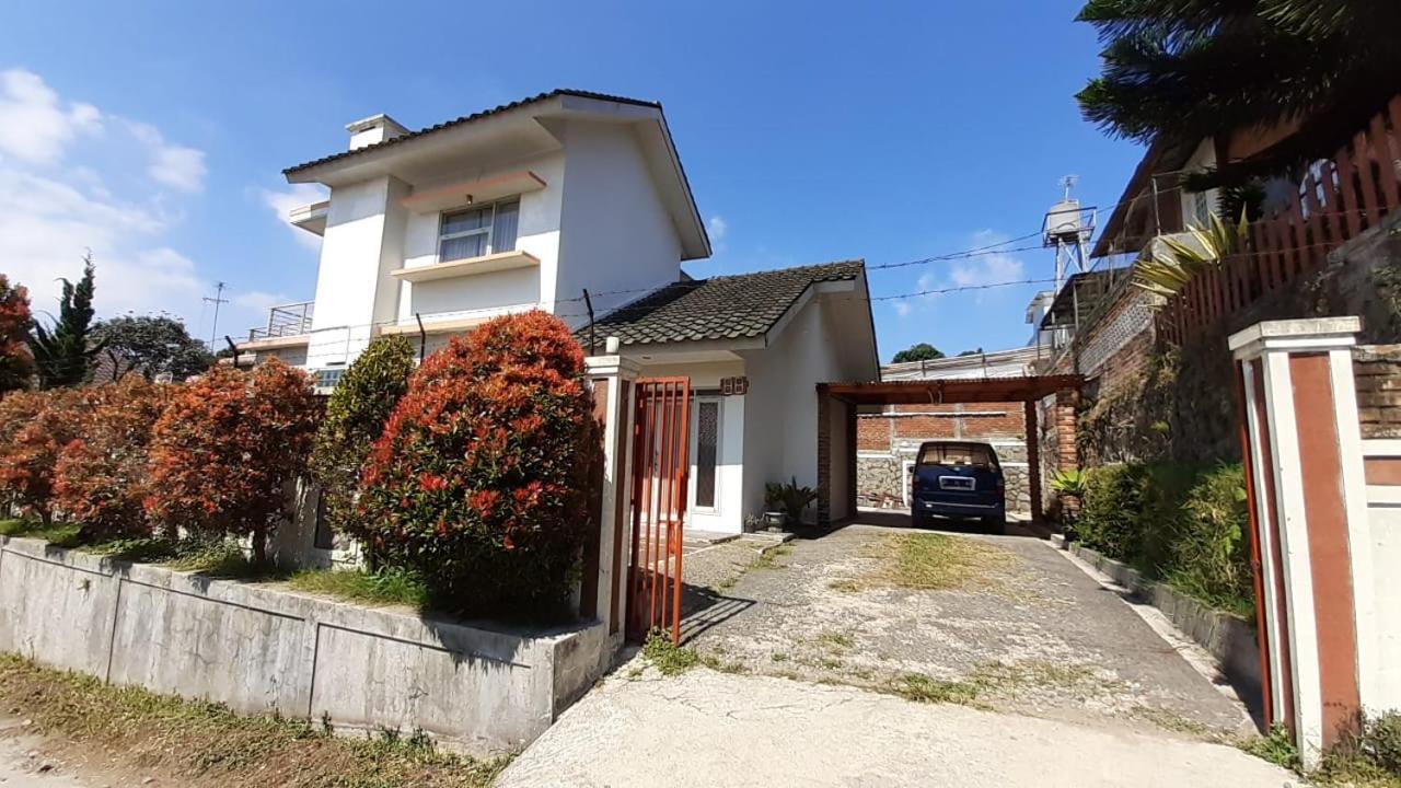 Dallil Putra Villa Lembang Kültér fotó
