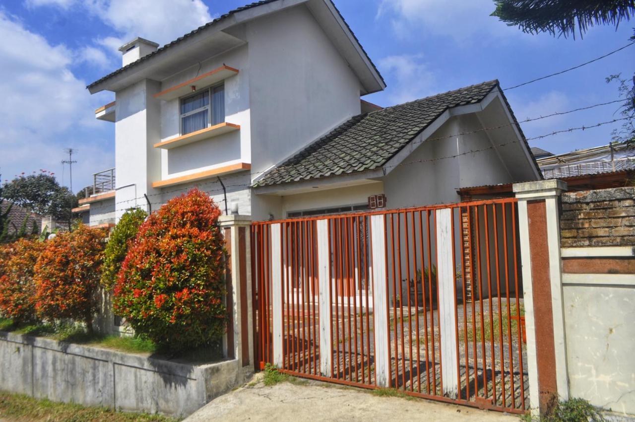 Dallil Putra Villa Lembang Kültér fotó