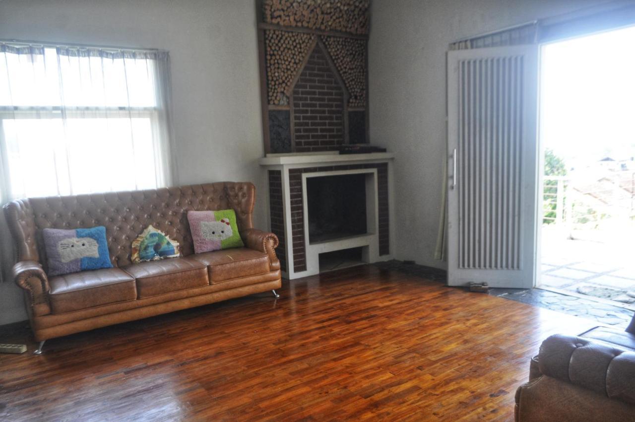 Dallil Putra Villa Lembang Kültér fotó