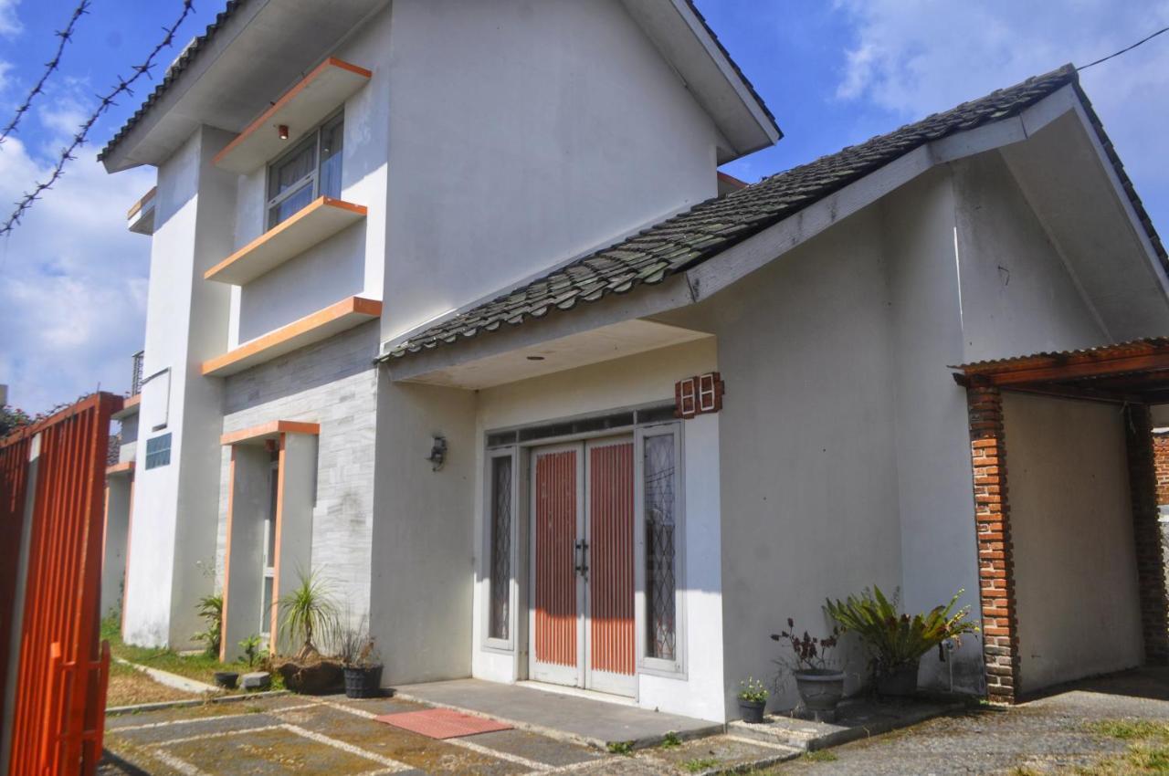 Dallil Putra Villa Lembang Kültér fotó